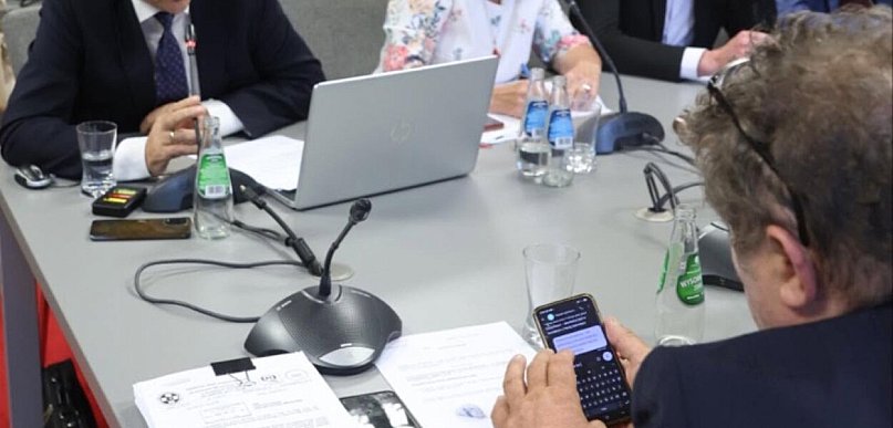 SMS-y starosty podczas gorącej sesji. Kulisy burzliwej sesji