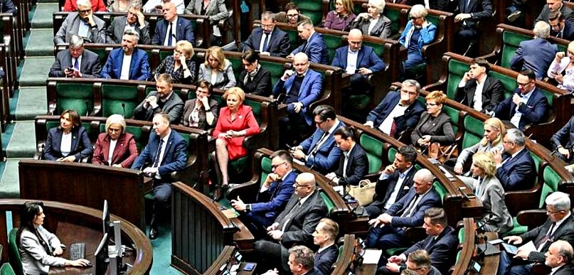 Sejm przyjął pakiet ważnych ustaw – bon senioralny, regulacje AI