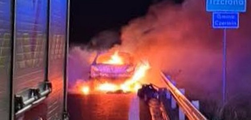 Pożar samochodu na obwodnicy Mielca. Auto doszczętnie spłonęło