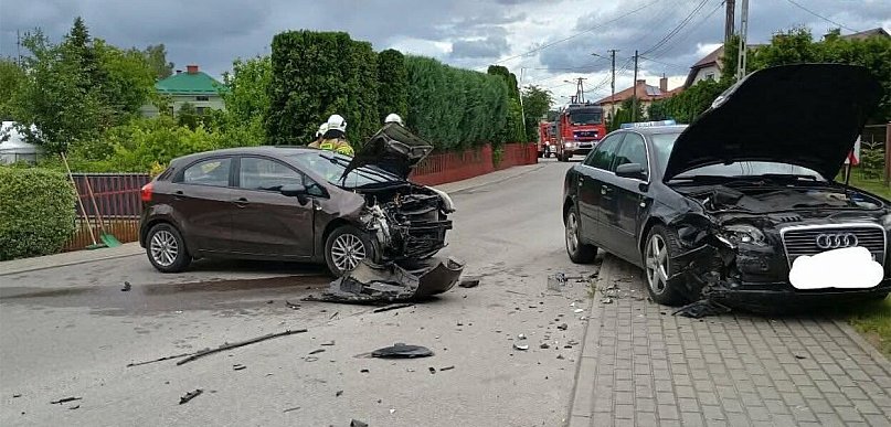 Zderzenie dwóch samochodów osobowych. Jedna osoba trafiła do szpitala