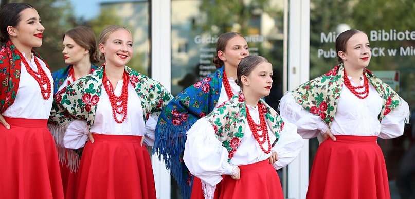 Muzyka ludowa zabrzmiała w Mielcu. Plenerowy koncert "Rzeszowiaków" [FOTO]