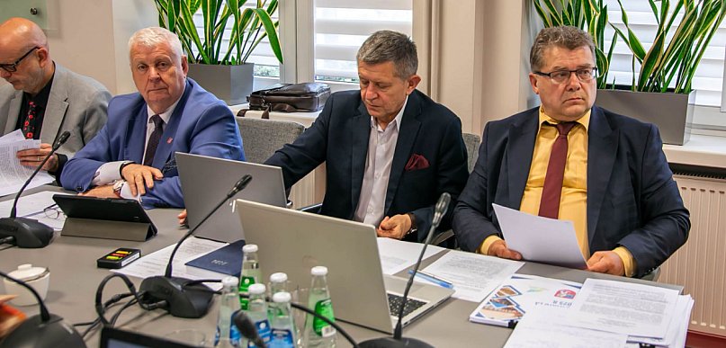 Sesja Rady Powiatu Mieleckiego: wniosek o odwołanie starosty i gorąca dyskusja