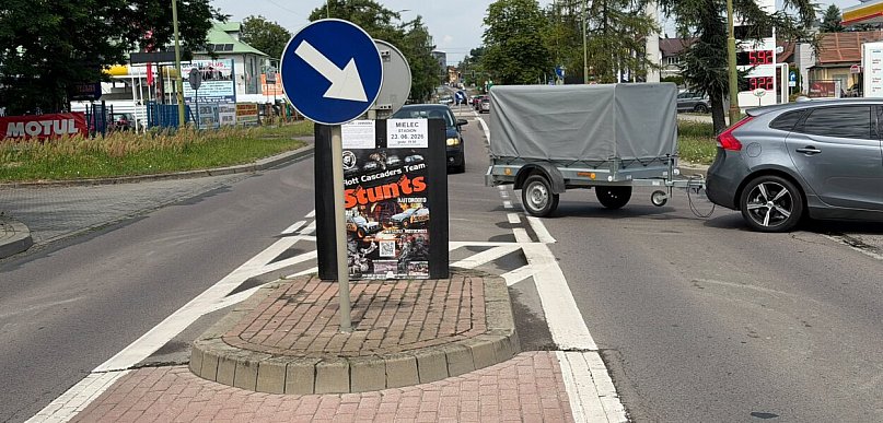 Banery przy drogach budzą kontrowersje. Czy nie ograniczają widoczności kierowcom?