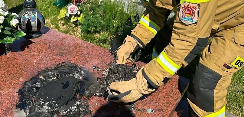 Pożar na cmentarzu w Wadowicach Dolnych. Interweniowali strażacy