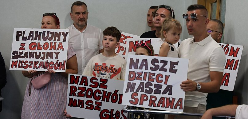 Sesja absolutoryjna z pikietą w tle. Mieszkańcy zaproszeni do rozmów [FOTO]