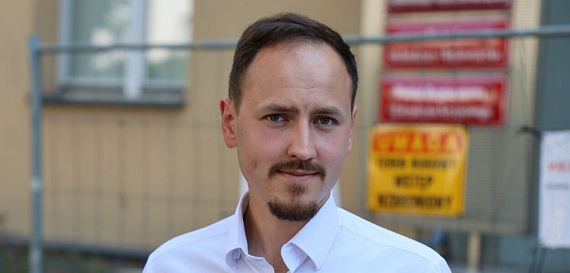 Albert Szałda podarł pismo starosty. Chce zmiany dyrektora szpitala