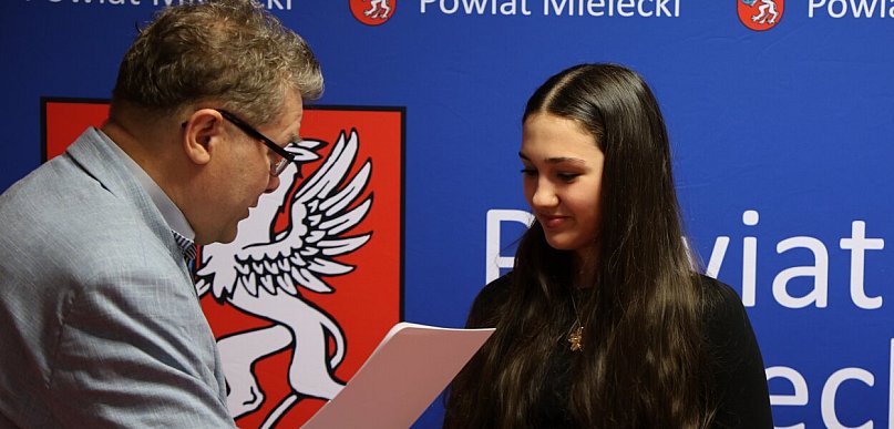 Najlepsi sportowcy z powiatu docenieni. Zarząd przyznał stypendia [FOTO]