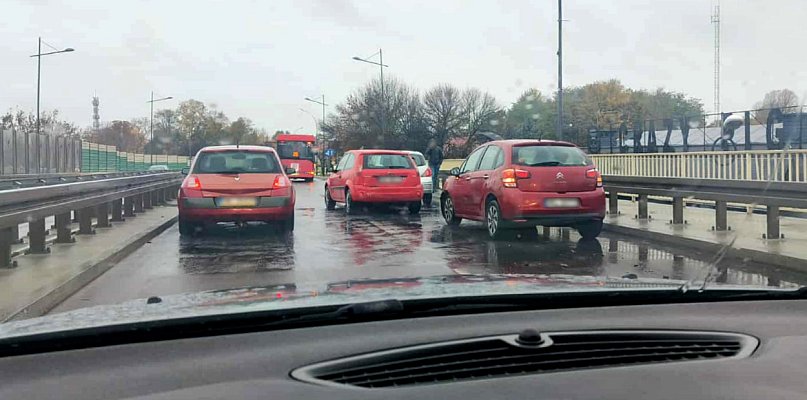 Trzy pojazdy zderzyły się na wiadukcie w Mielcu - 101457