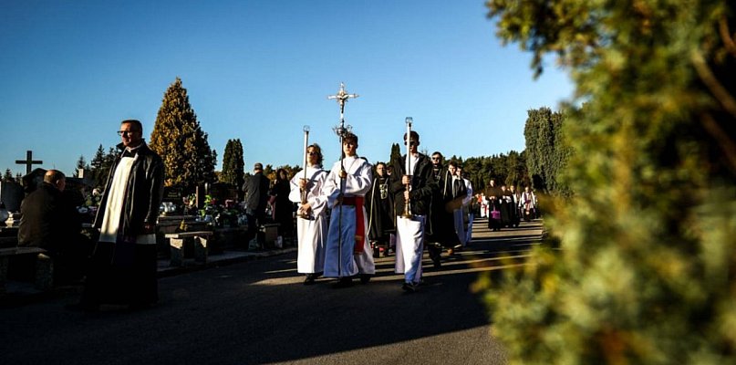 Wszyskich Świętych: o której nabożeństwa na cmentarzach? - 101681