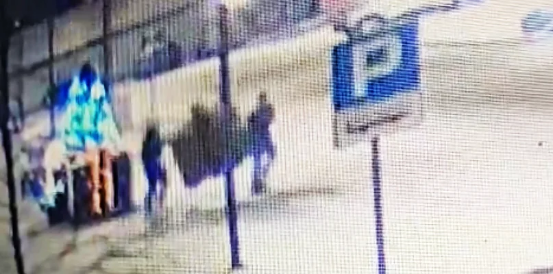 Nocny incydent. Nastolatki wyrwały świąteczną dekorację [WIDEO] - 104080