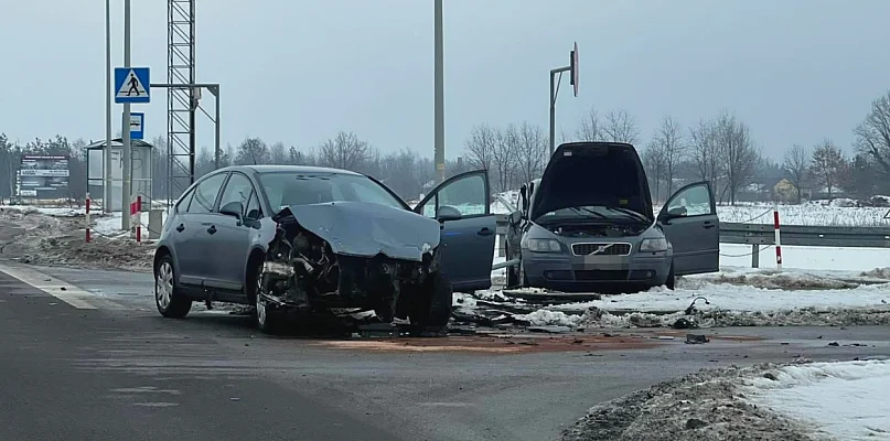 Zderzenie dwóch osobówek na obwodnicy Mielca - 104605