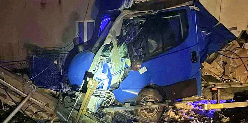 Dostawczak wpadł na posesję, w lesie zderzenie czołowe