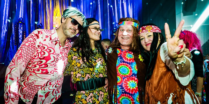 Gorączka sobotniej nocy w Przecławiu! Dom Kultury przeniósł się w lata 70. [FOTO]