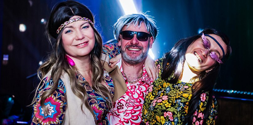 Gorączka sobotniej nocy w Przecławiu! Dom Kultury przeniósł się w lata 70. [FOTO]