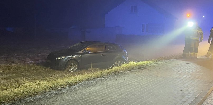 Dachowanie osobówki w Mościskach [FOTO]