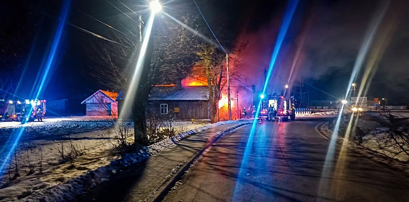 Pali się dom w Trzcianie, straż w akcji