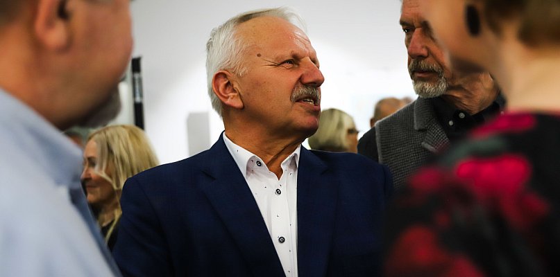 Tłumy na wernisażu wystawy „Życie jak witraż” [FOTO]