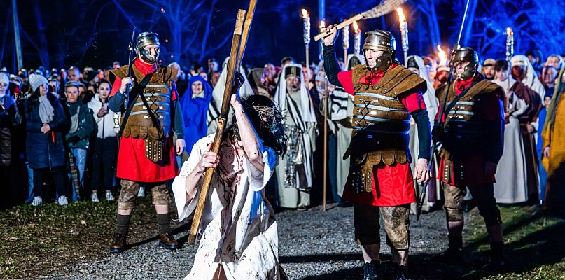 To nie był spektakl teatralny. Za nami Misterium Męki Pańskiej w Przecławiu [FOTO]