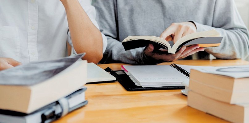 Edukacją zajmuje się od lat. Dziś przyznaje: szkoła jest skostniała