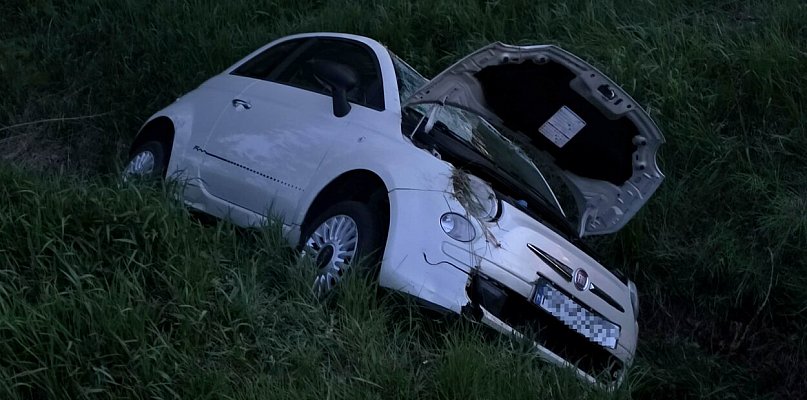 Auto w rowie po próbie ominięcia zwierzyny. Matka i dziecko w szpitalu [FOTO]