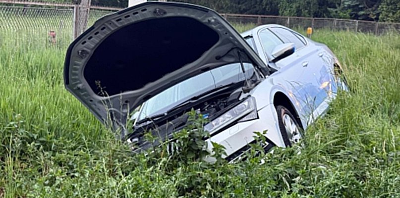Auto w rowie w Złotnikach. Utrudnienia w ruchu przy remizie OSP