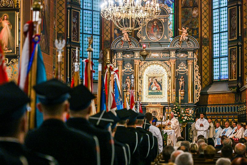 Samorządowcy i mundurowi w Sanktuarium w Chorzelowie