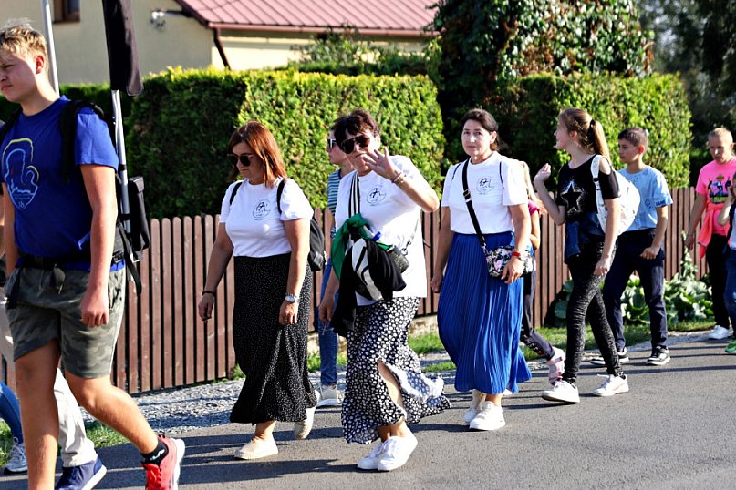 Mieleckie grupy Pieszej Pielgrzymki Tarnowskiej pielgrzymowały do Chorzelowa