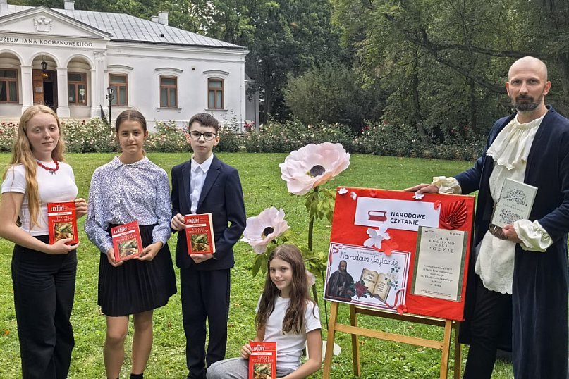 Uczniowie SP 9 w Mielcu czytali Kochanowskiego w Czarnolesie