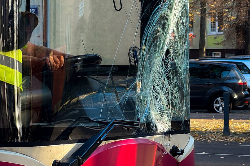 Autobus uderzył w drzewo w centrum Mielca