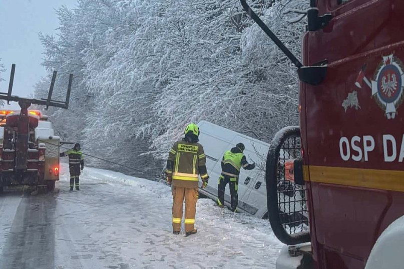 Mokry śnieg łamiący drzewa i śliskie drogi. Strażacy z powiatu z wezwaniami