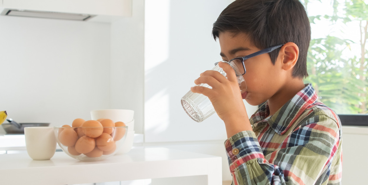Czy dzieci powinny pić filtrowaną wodę? Składniki ważne w rozwoju najmłodszych