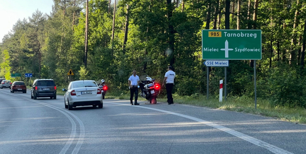 Motocyklista uderzył w drzewo przy obwodnicy