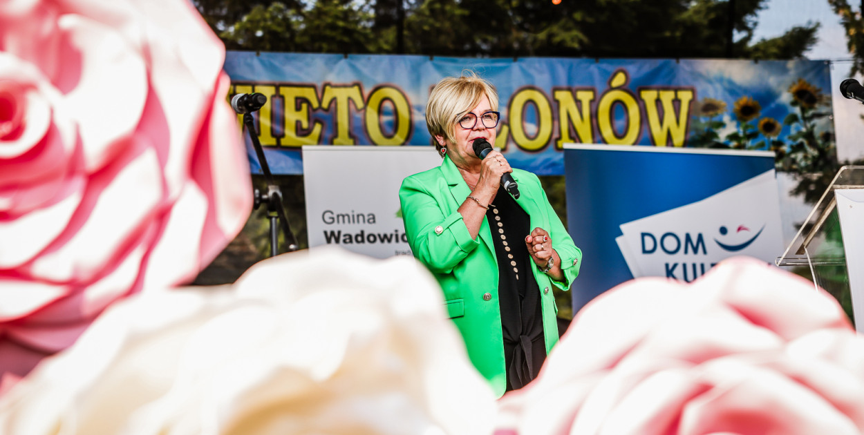 Na zdjęciu Teresa Kubas-Hul podczas dożynek. 