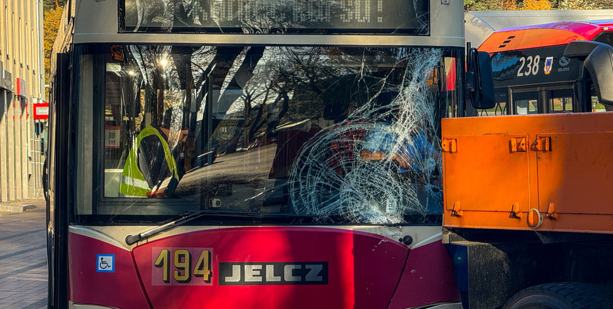 Rozbity autobus w centrum Mielca.