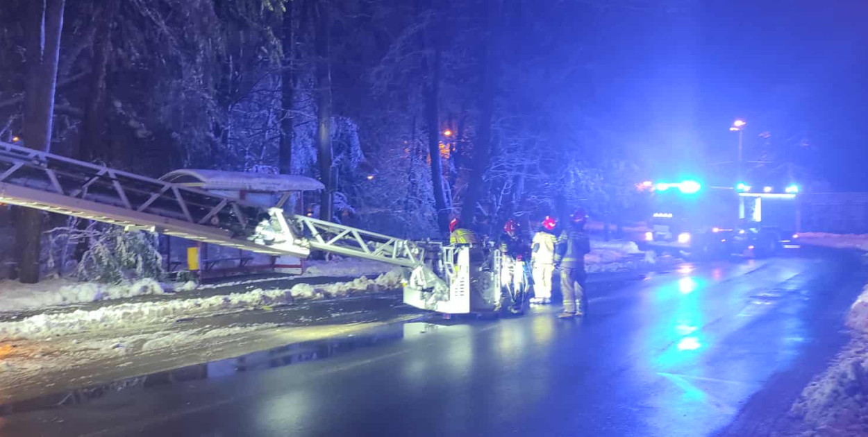 Akcja strażaków na ulicy Kazimierza Wielkiego w Mielcu. Fot. czytelnik. hej.mielec.pl