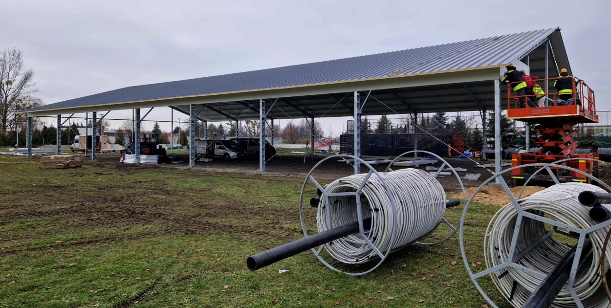 Budowa lodowiska na mieleckich błoniach.