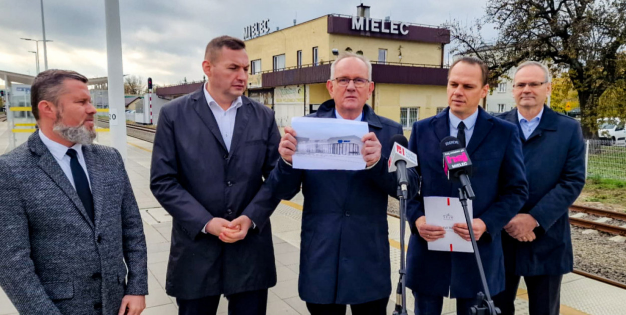 Październik 2024. Konferencja prasowa PiS w sprawie dworca kolejowego. 