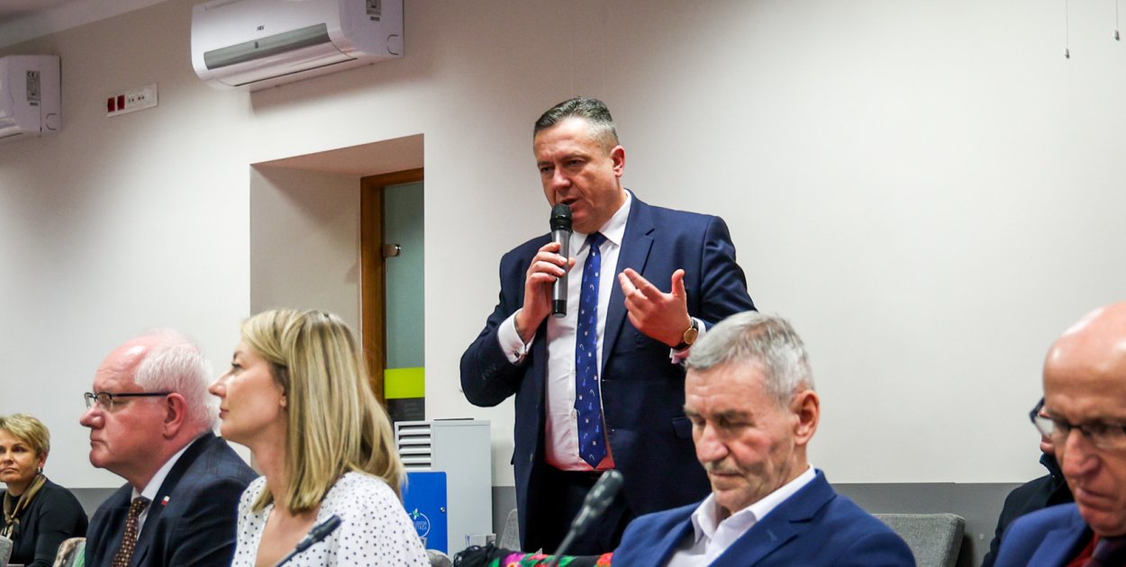 Grzegorz Gałuszka, dyrektor mieleckiego pogotowia na sesji rady powiatu. 22 grudnia 2025 r. Fot. Kacper Strykowski / hej.mielec.pl