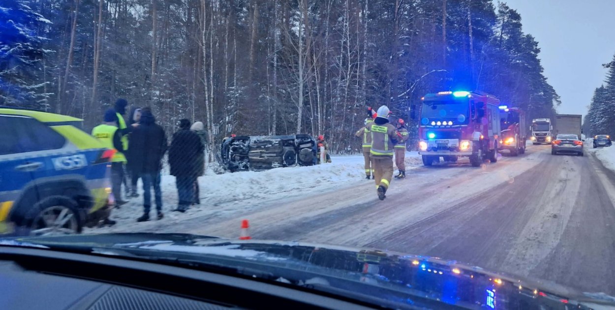 Dachowanie na leśnym odcinku DW875.