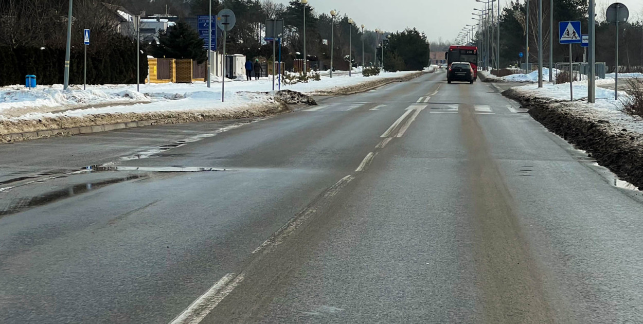 Fragment zapadniętej drogi na ul. Powstańców Warszawy.