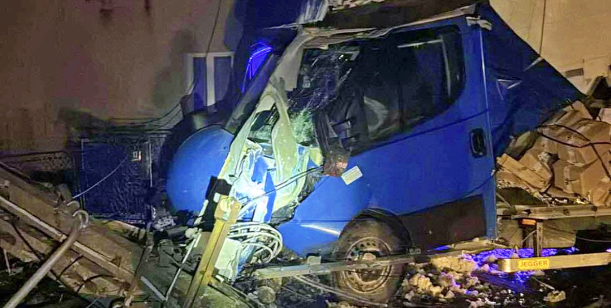 Dostawczak wpadł w słupa, w lesie zderzenie czołowe