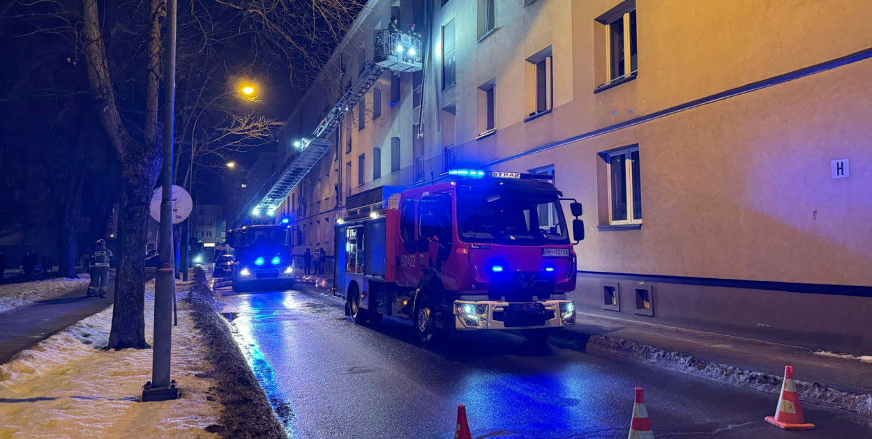 Interwencja strażaków w centrum. Zerwane rynny