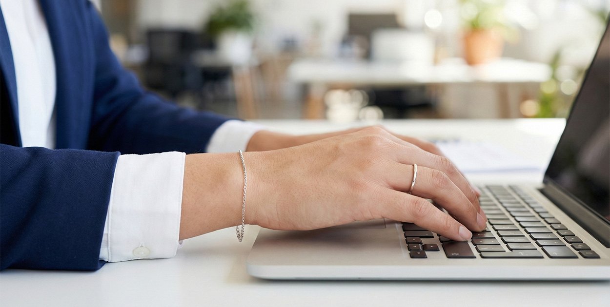 Biurowy dress code: Jak budować profesjonalny wizerunek za pomocą biżuterii? Przew