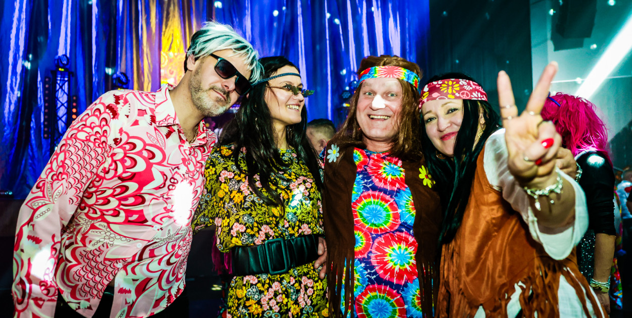 Gorączka sobotniej nocy w Przecławiu! Dom Kultury przeniósł się w lata 70. [FOTO]