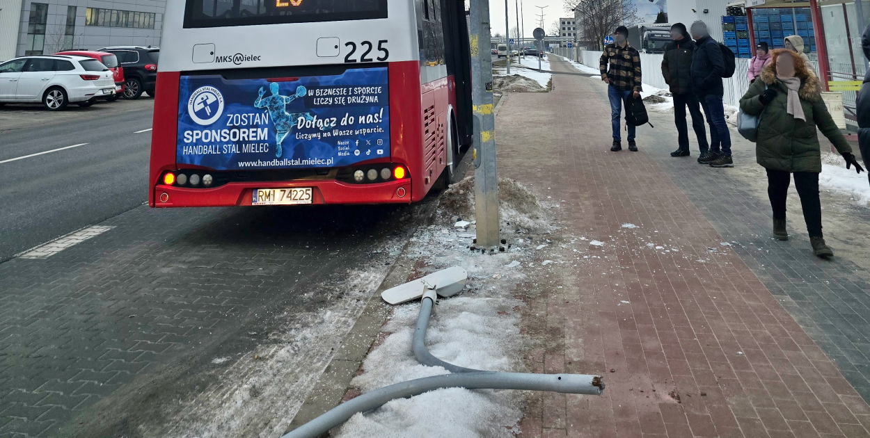 Autobus MKS uderzył w latarnię i odjechał
