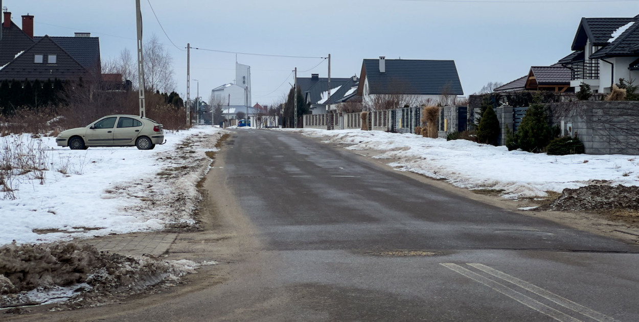 Mieszkańcy z petycją. Chcą oświetlenia i chodnika
