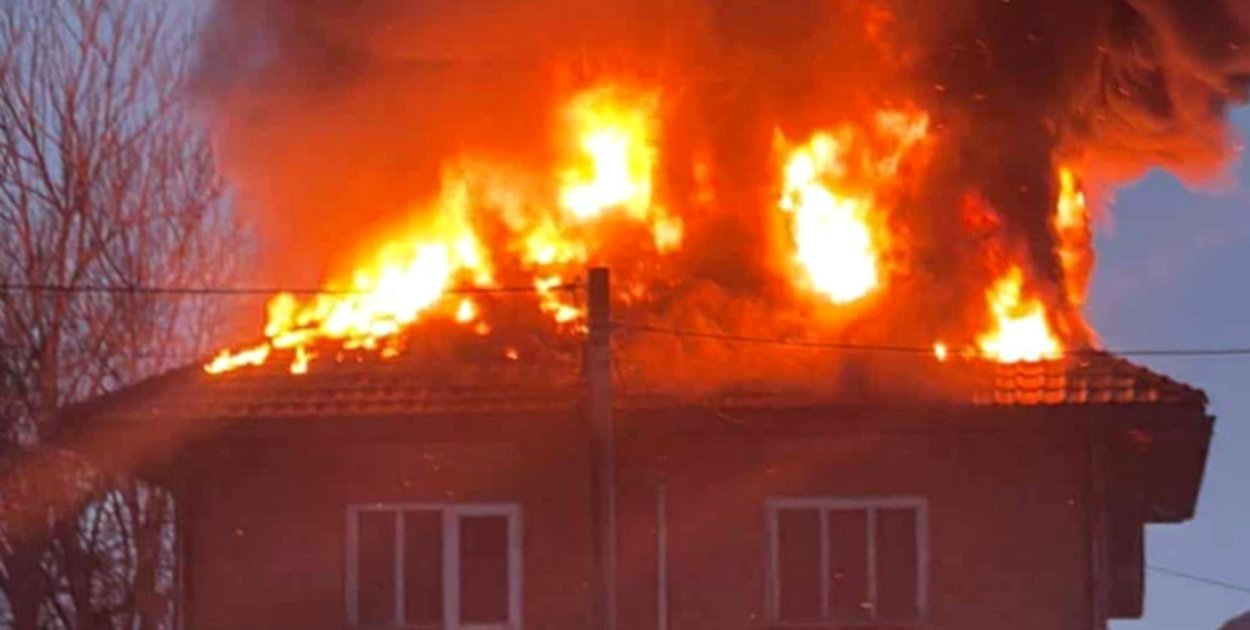 Duży pożar domu w Łączkach Brzeskich! Dach w ogniu! [FOTO, WIDEO]