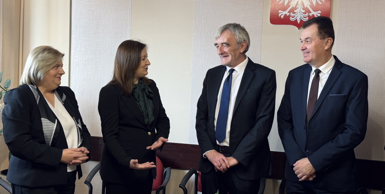 Przez 28 lat był dyrektorem zespołu ds. szkół