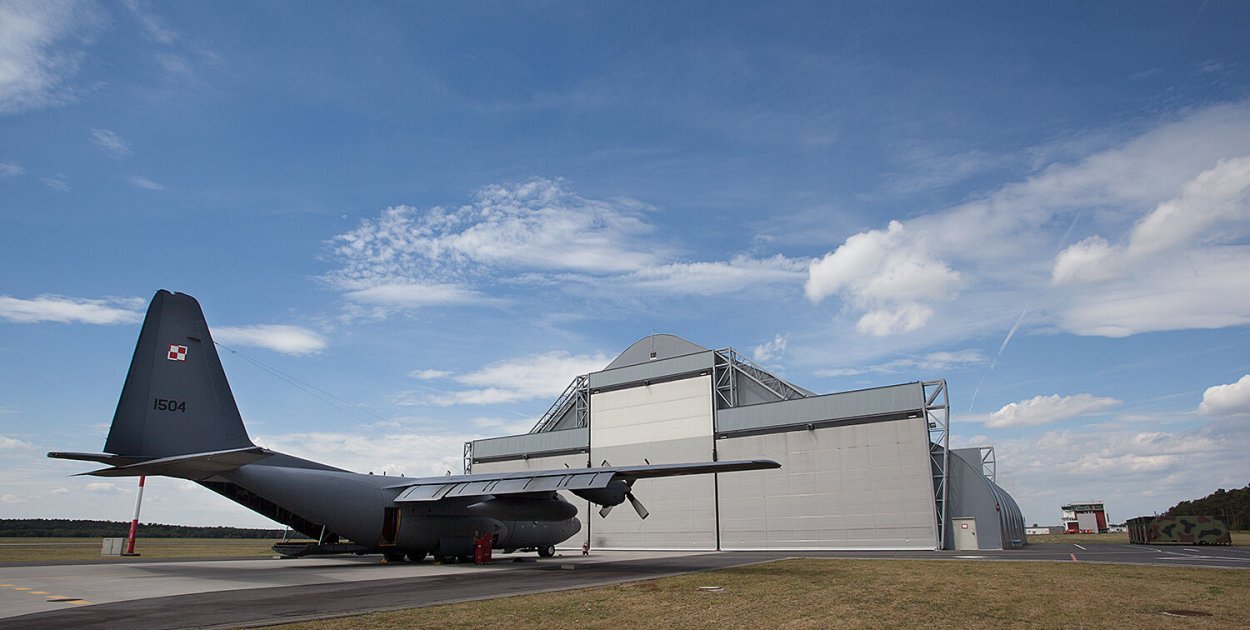 Hangary lotnicze i ich produkcja – jak powstają nowoczesne obiekty dla lotnictwa i