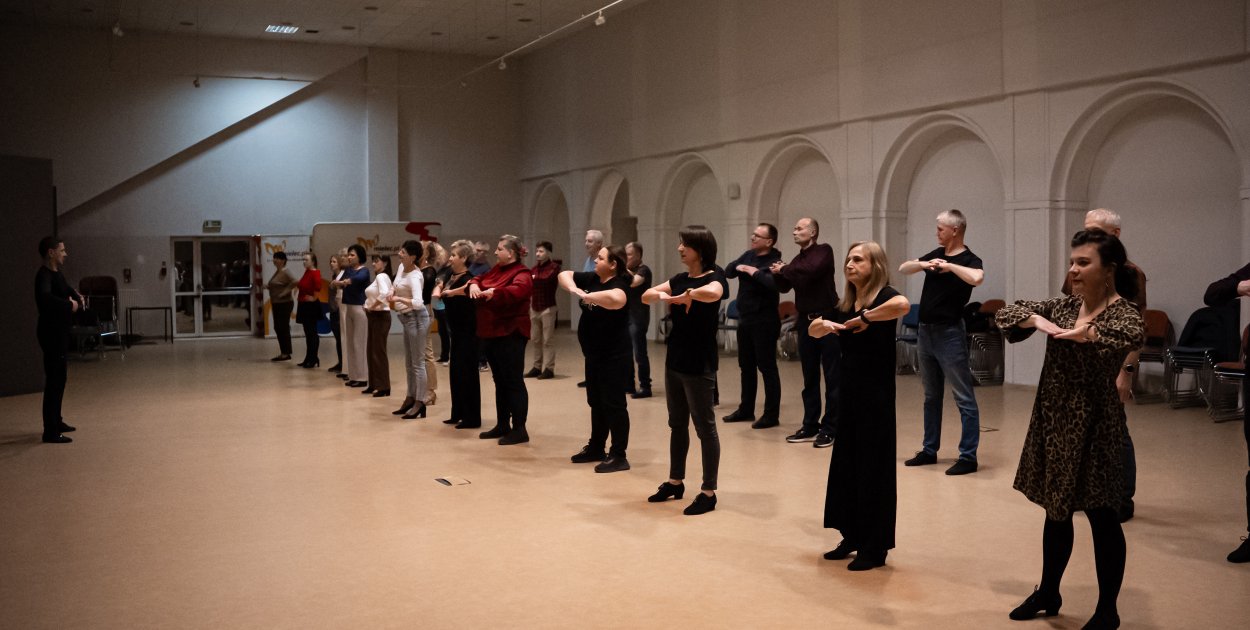 Na walentynki uczyli się tańczyć! Kurs w Domu Kultury